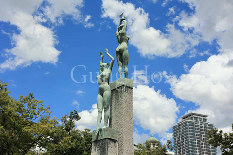 Estatua desnuda de Midosuji “Himno Verde”