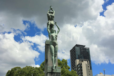 Estatua desnuda de Midosuji “Himno Verde”