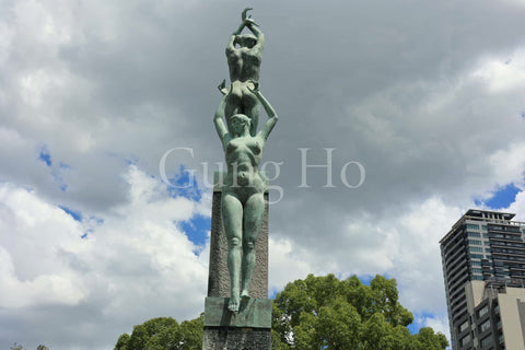 Estatua desnuda de Midosuji “Himno Verde”